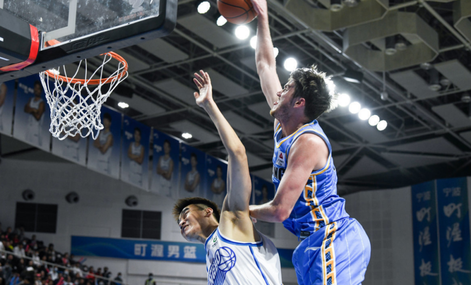 转折点！费耶诺德手感冰凉，国王杯冲刺阶段攻防权衡，引发热议，阵容厚度经受考验(ac米兰vs费耶诺德分析预测)-南宫网站