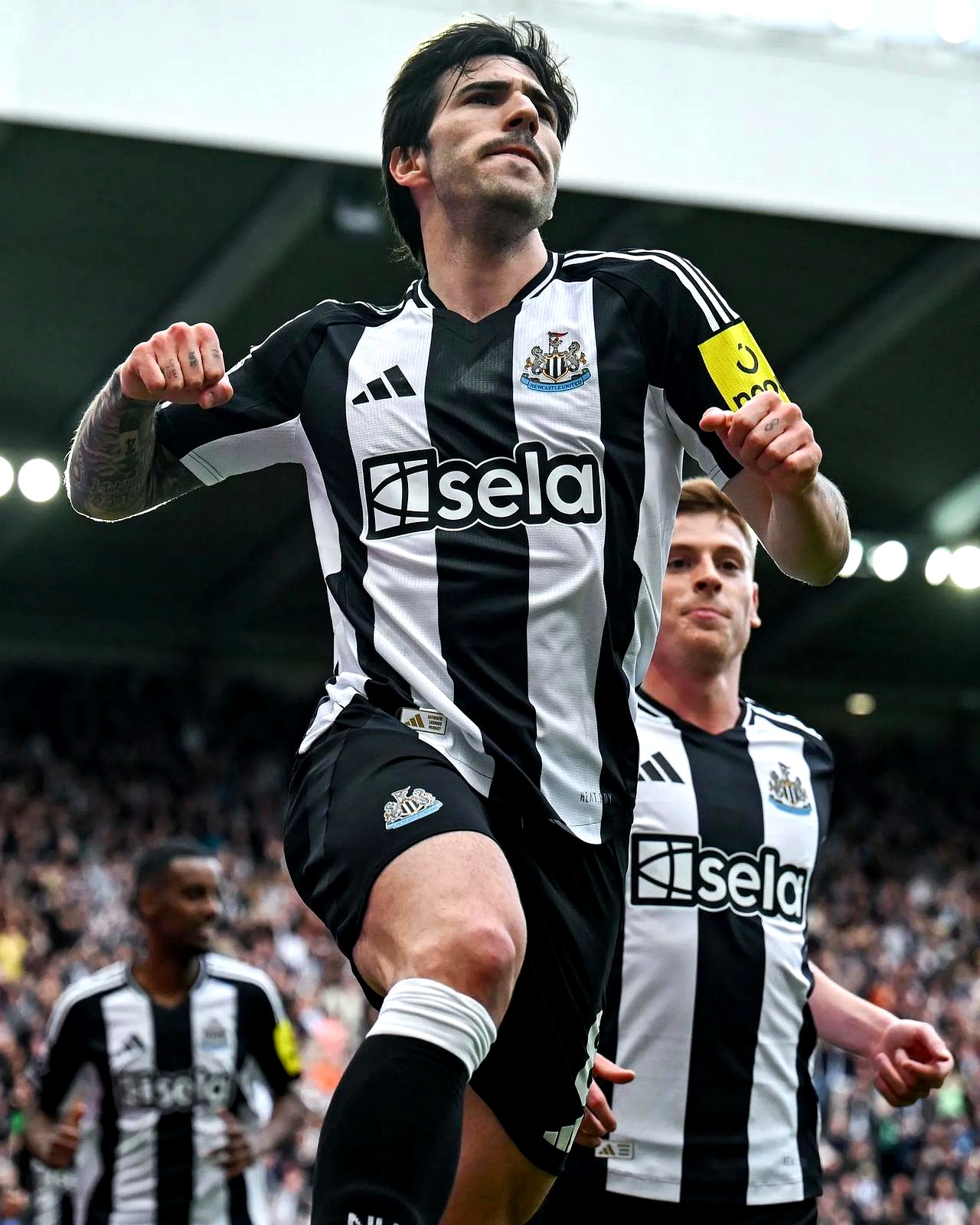 包含英超集结日走向成谜；纽卡斯尔篮板制胜；媒体盛赞；年轻球员得到机会的词条