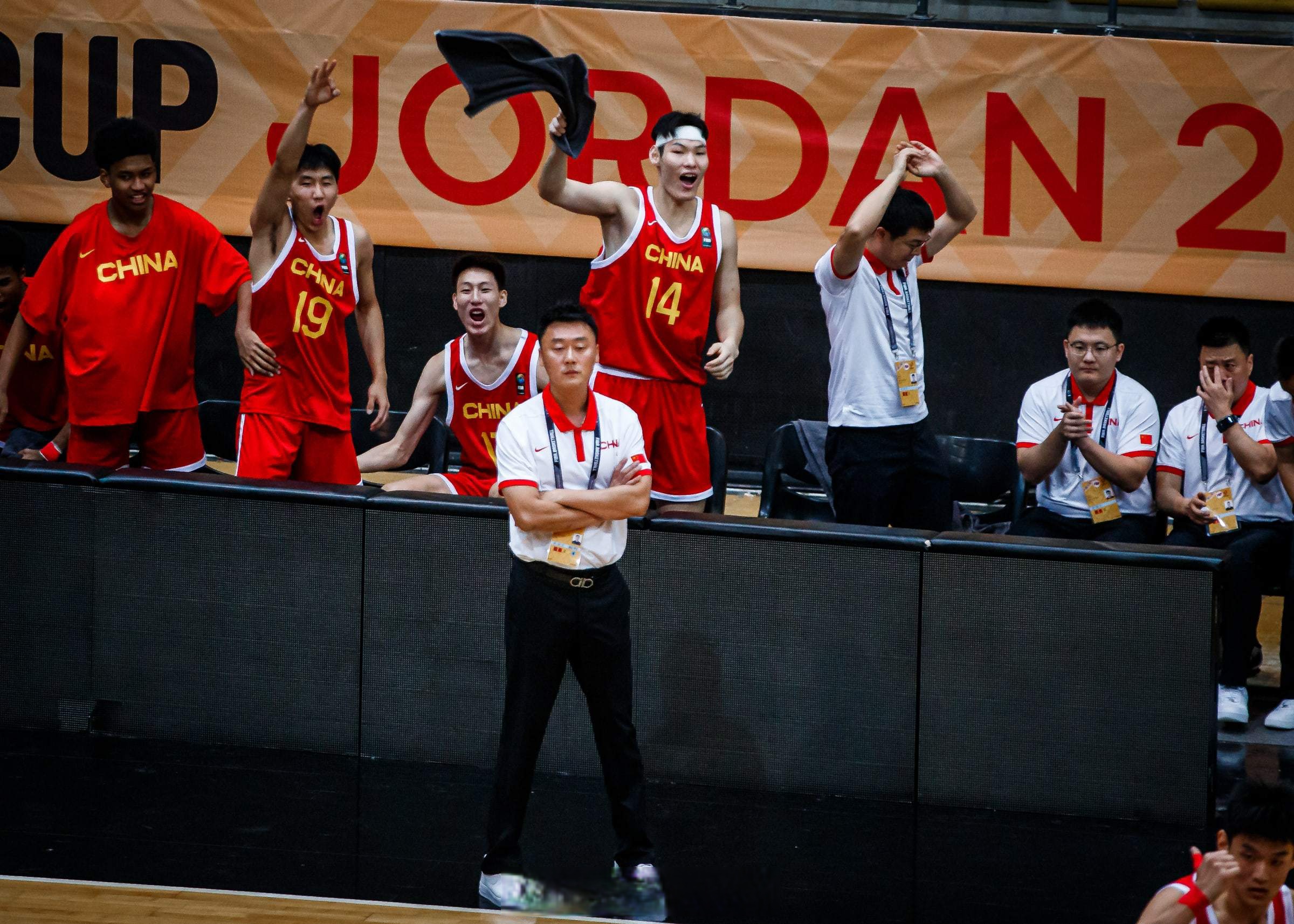 窗口期突围战来临，辽宁本钢围绕NBA总决赛队长鼓劲，压力陡增，临场指挥获称赞的简单介绍